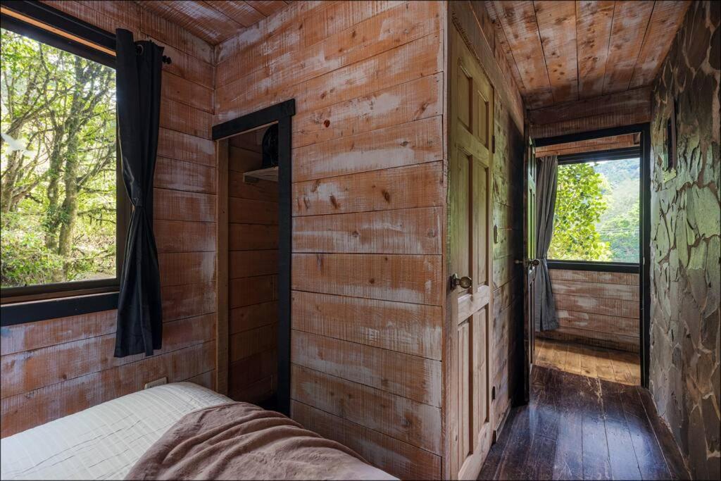 Unicorn Lodge: Direct Riverfront : Unique Experience Сан Херардо де Дота Екстериор снимка